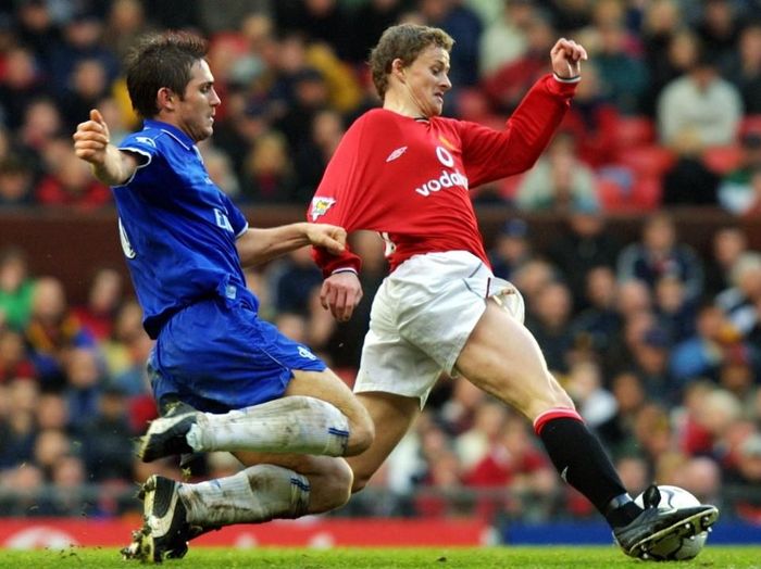 Frank Lampard akan menghadapi Ole Gunnar Solskjaer di laga debutnya menangani Chelsea saat menantang Man United. (Foto: Adrian Dennis / AFP) Frank Lampard akan menghadapi Ole Gunnar Solskjaer di laga debutnya menangani Chelsea saat menantang Man United. (Foto: Adrian Dennis / AFP)