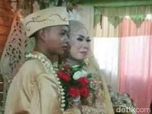 Foto Sepasang Pengantin Nenek dan Remaja Bikin Heboh Warga Pati