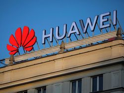 Trump Larang Lembaga Pemerintah AS Pakai Huawei Cs