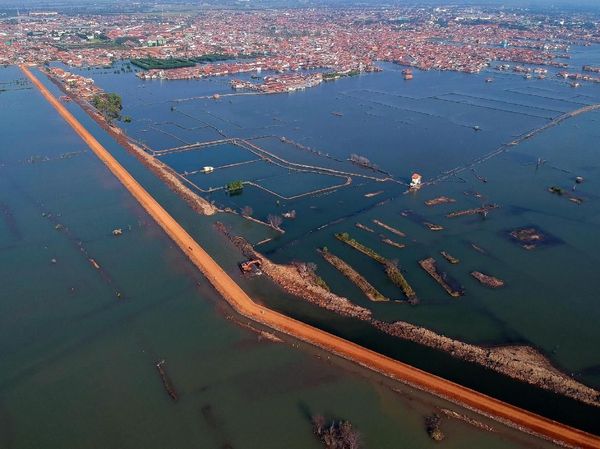 Penampakan dari Udara Proyek Tanggul Rob di Pekalongan