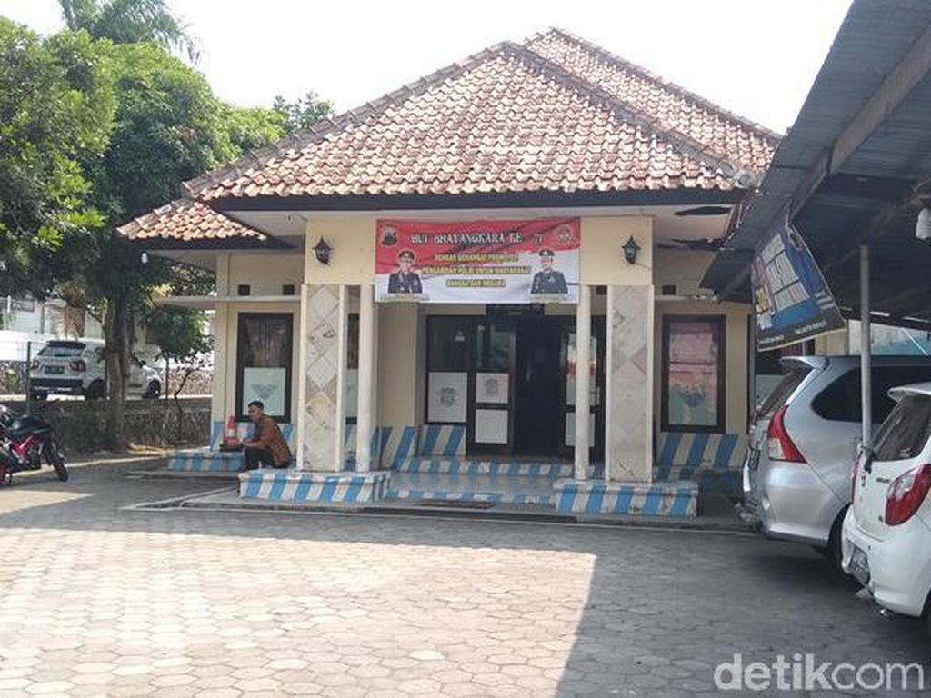 Rumdin Ketua DPRD dan Unit Laka Lantas Polres Magelang Dibom Molotov Rumdin Ketua DPRD dan Unit Laka Lantas Polres Magelang Dibom Molotov