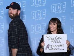 Nakalnya Captain America, Sodorkan Bokong untuk Penggemar