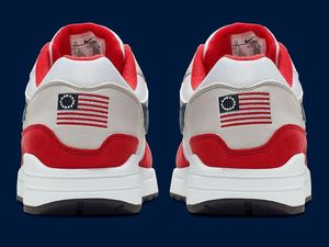 Takut Picu Kontroversi, Nike Batal Rilis Sneakers Bergambar Bendera Lama AS Takut Picu Kontroversi, Nike Batal Rilis Sneakers Bergambar Bendera Lama AS