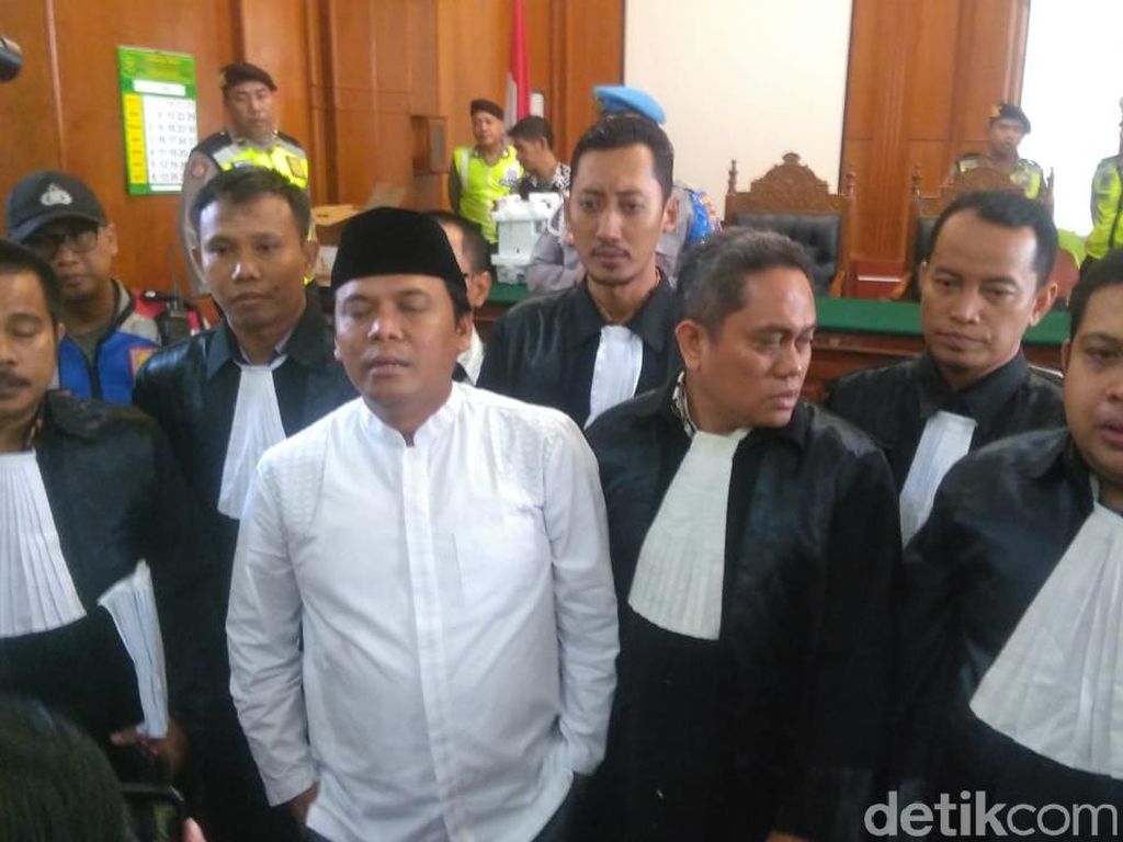 Berangnya Gus Nur Saat Sidang Kasusnya Kembali Ditunda Berangnya Gus Nur Saat Sidang Kasusnya Kembali Ditunda