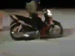 Pemotor Ngebut yang Masuk Tol Pandaan Dihentikan dan Diangkut Keluar