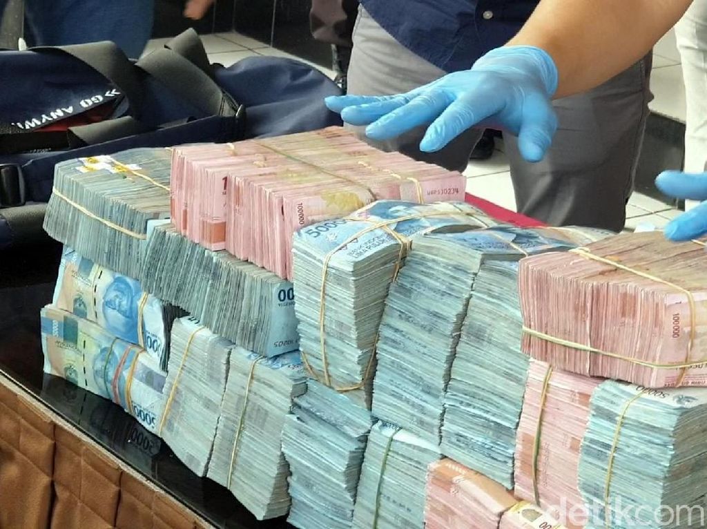 Polisi Pamerkan Duit Rp 1,2 M Milik Bos Ikan yang Digondol Pencuri Polisi Pamerkan Duit Rp 1,2 M Milik Bos Ikan yang Digondol Pencuri