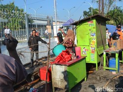 Emak-emak Ini Nekat Siram Air Panas ke Petugas Saat Lapaknya Digusur