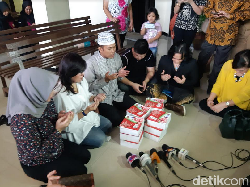 Sebelum Divonis, Keluarga Kriss Hatta Gelar Doa Bersama
