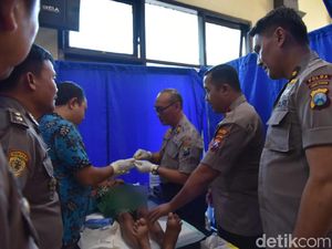 Ekspresi Puluhan Anak-anak Lamongan Saat Disunat Massal