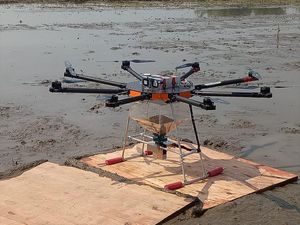 Ada Drone hingga Traktor Hantu di Sawah RI Ada Drone hingga Traktor Hantu di Sawah RI