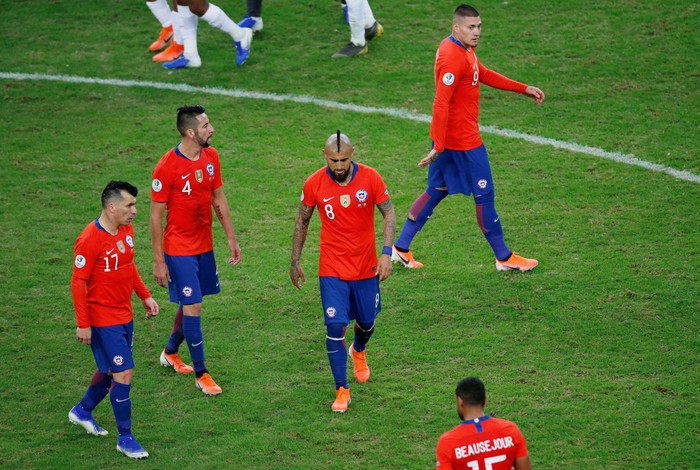 Timnas Chile Soccer Football - Copa America Brazil 2019 - Semi Final - Chile v Peru - Arena do Gremio, Porto Alegre, Brazil - July 3, 2019 Chile's Arturo Vidal, Gary Medel, Mauricio Isla look dejected after the match REUTERS/Luisa Gonzalez