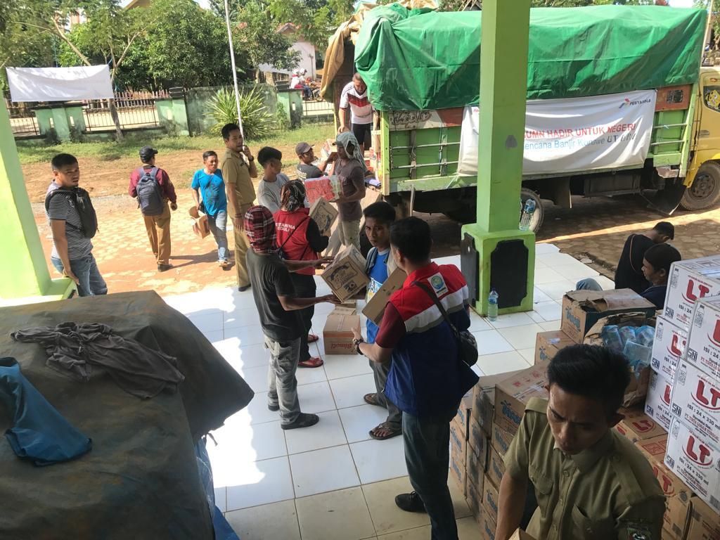 Pertamina Serahkan Bantuan BUMN Rp 2 M untuk Korban Banjir Konawe Pertamina Serahkan Bantuan BUMN Rp 2 M untuk Korban Banjir Konawe