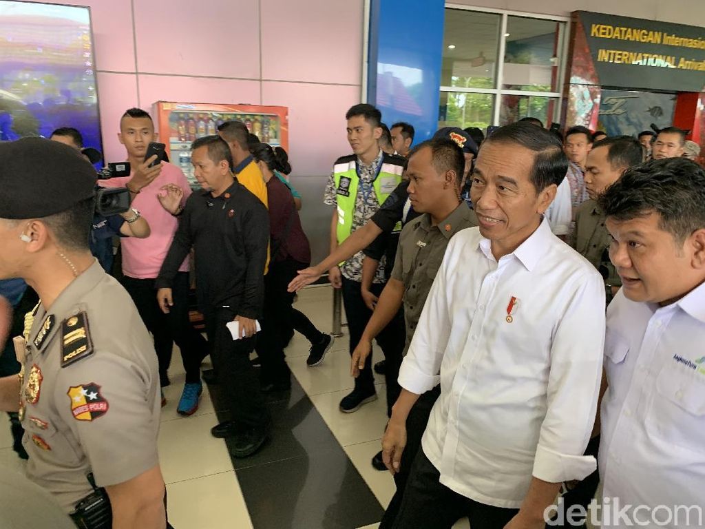Tiba di Manado, Jokowi Tinjau Perluasan Bandara Sam Ratulangi Tiba di Manado, Jokowi Tinjau Perluasan Bandara Sam Ratulangi