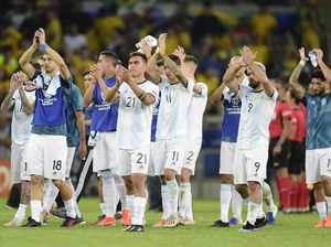 Wasit Tak Sengaja Sakiti Messi cs di Copa America 2019 Wasit Tak Sengaja Sakiti Messi cs di Copa America 2019
