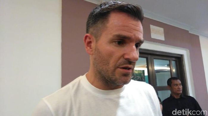 Pelatih timnas Indonesia Simon McMenemy menyaksikan laga Persebaya vs Persib. (Foto: Deni Prastyo) Pelatih timnas Indonesia Simon McMenemy menyaksikan laga Persebaya vs Persib. (Foto: Deni Prastyo)