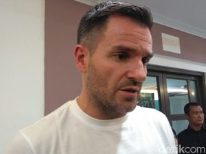 Pantau Pemain, Simon McMenemy Tonton Langsung Persebaya Vs Persib