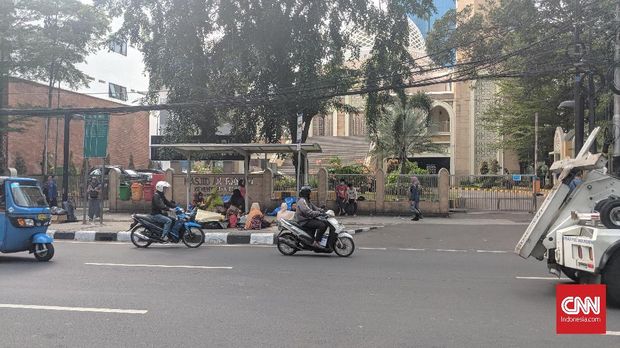 Para pencari suaka itu menempati trotoar dan halte-halte di sekita Jl Kebon Sirih.