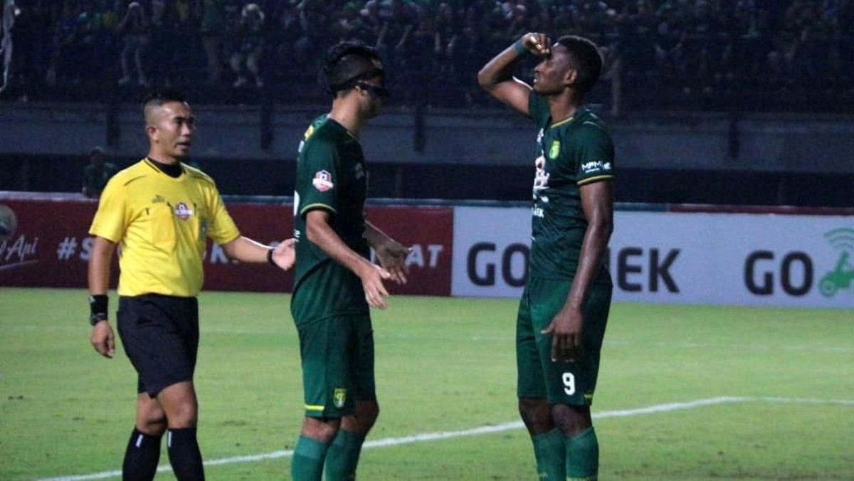 Penyerang Amido Balde merayakan golnya ke gawang Persib Bandung di Stadion Gelora Bung Tomo, Jumat (5/7/2019). (Foto: Satria/Persebaya)