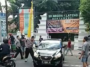 Hendak Ditangkap, Pengemudi Ugal-ugalan Acungkan Senjata Hendak Ditangkap, Pengemudi Ugal-ugalan Acungkan Senjata