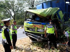 Ngeri! Begini Penampakan Bus dan Truk Kecelakaan Maut di Baluran