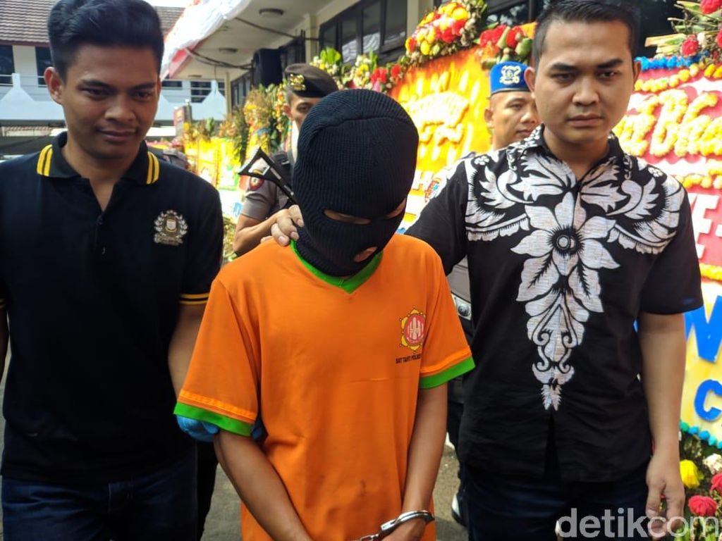 Polisi: Tukang Bubur Pembunuh Bocah SD di Bogor Punya Kelainan Seks Polisi: Tukang Bubur Pembunuh Bocah SD di Bogor Punya Kelainan Seks