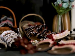Bisnis Cewek 22 tahun, Bikin Sandal Beromzet Rp 50 Juta/ bulan Bisnis Cewek 22 tahun, Bikin Sandal Beromzet Rp 50 Juta/ bulan
