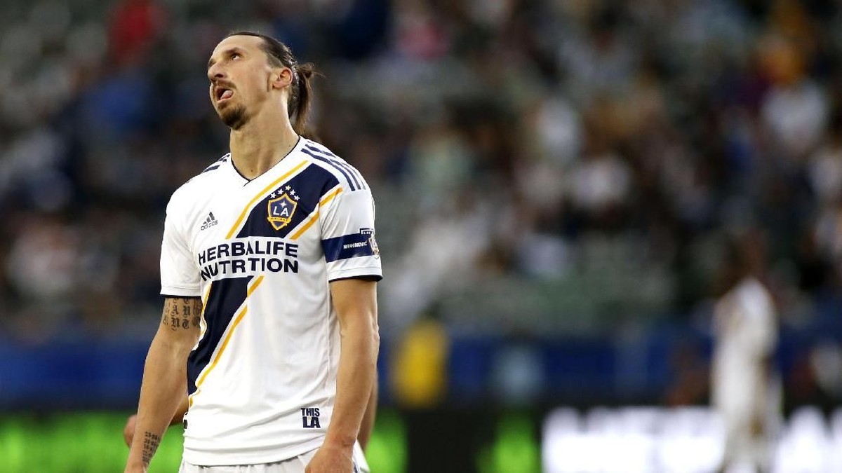 Ada kesalahan penulisan nama di jersey Zlatan Ibrahimovic. (Foto: Katharine Lotze/Getty Images)