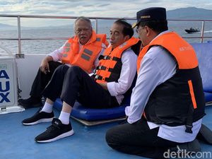 Lesehan, Jokowi Ngobrol Bareng Menhub & Menteri PUPR