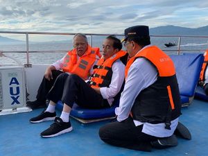 Ngobrol Lesehan di Atas Kapal, Jokowi dan Menteri Bahas Apa?