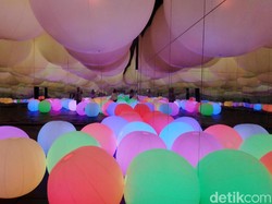 Ada Karya Seni Pohon Natal di teamLab Future Park Jakarta!