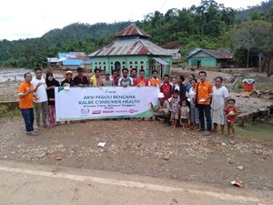 Kalbe Berbagi Obat & Edukasi Kesehatan untuk Korban Banjir Konawe