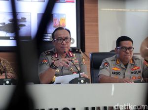Video: 10 Anggota Brimob yang Pukuli Pria di Kampung Bali Ditahan Video: 10 Anggota Brimob yang Pukuli Pria di Kampung Bali Ditahan