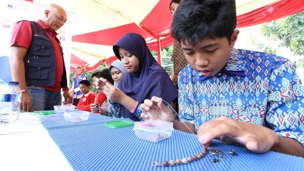 Serunya Membuat Kerajinan Tangan Bersama Penyandang Autisme