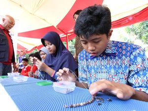 Serunya Membuat Kerajinan Tangan Bersama Penyandang Autisme