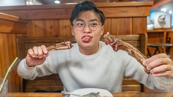 Hobi Kulineran, Ini Pose Makan Jang Hansol YouTuber Korea Fasih Bahasa Jawa
