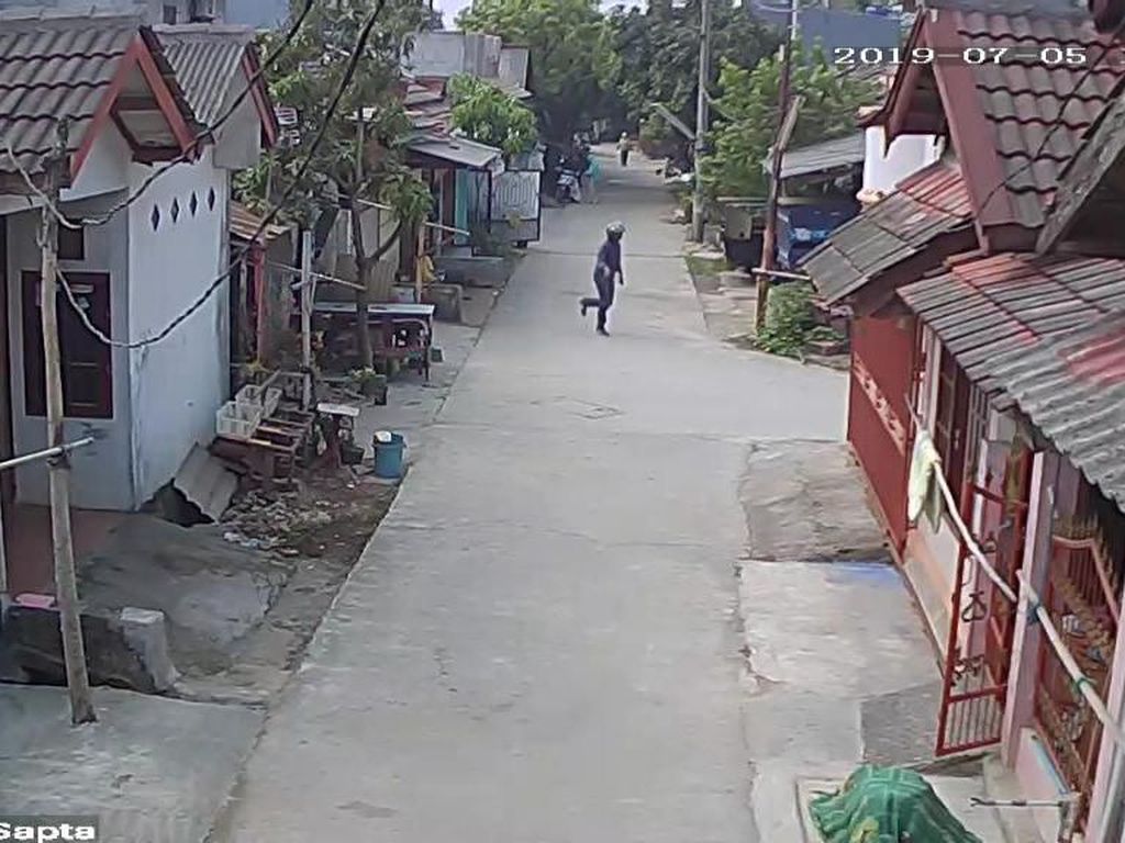 Pria Berhelm Pura-pura Tanya Alamat Sebelum Jambret HP Bocah di Bekasi Pria Berhelm Pura-pura Tanya Alamat Sebelum Jambret HP Bocah di Bekasi