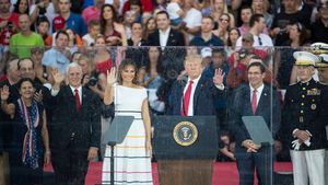 Momen Melania Trump Kehujanan di Hari Kemerdekaan AS, Rambutnya Jadi Lepek