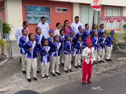 Saat Jokowi Dicuekin Anak-anak di Bitung yang Fokus Bernyanyi