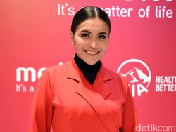 Bukan Malu! Denada Beri Penjelasan soal Tutupi Wajah Shakira