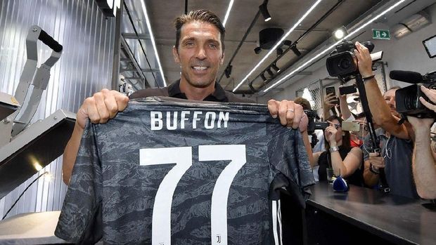 Buffon mengenakan nomor punggung 77 di Juventus
