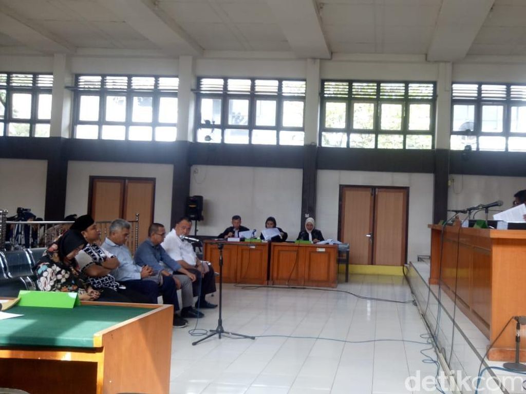 Dituntut Pidana Percobaan, 5 Komisioner KPU Palembang Ajukan Pleidoi Besok Dituntut Pidana Percobaan, 5 Komisioner KPU Palembang Ajukan Pleidoi Besok