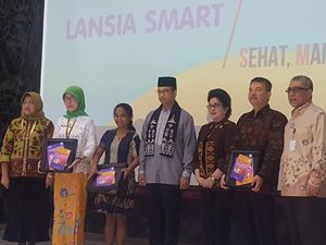 Anies Pamerkan Kartu Jakarta Lansia