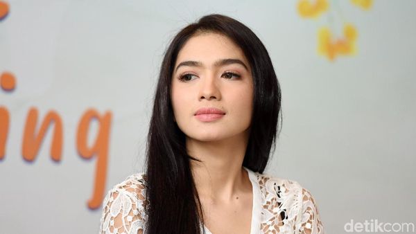 Angel Karamoy kok Bengong, Mikir Apa Ya?