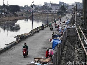 Cerita Para Penghuni Rumah Tenda di Banjir Kanal Barat Cerita Para Penghuni Rumah Tenda di Banjir Kanal Barat