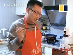 Suami Idaman! Pria Ini Suka Joget Sambil Masak dan Bersih-bersih Rumah