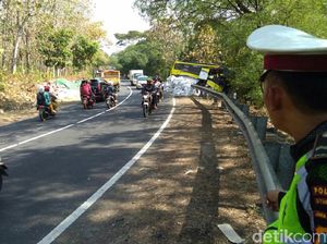 Olah TKP Lokasi Kecelakaan di Baluran Situbondo, Lalin Dibuka Tutup