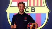 Barcelona harus menggelontorkan dana 75 juta euro untuk mendatangkan Frenkie de Jong dari Ajax. Foto: Albert Gea/REUTERS