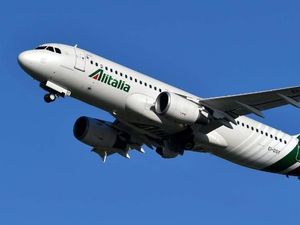 Maskapai Alitalia Bangkrut, Penumpang Diminta Bawa Tas Kabin Saja Maskapai Alitalia Bangkrut, Penumpang Diminta Bawa Tas Kabin Saja