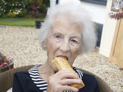 Capai Usia 100 Tahun, Nenek Ini Selalu Makan Roti Ini Tiap Hari