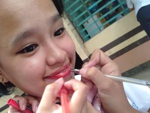 Gadis Ini Viral Setelah Makeup Pakai Spidol Sampai Stabilo, Jangan Ditiru!